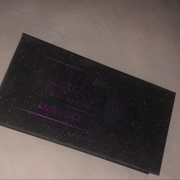 Younique Other - EUC: Moodstruck Eyeshadow ANNIVERSARY Palette